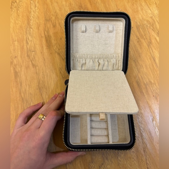 🚨MAKE AN OFFER🚨 Mark and Graham AMC Monogrammed Small Travel Jewelry Case - Picture 9 of 13